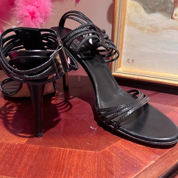 Gucci Vintage Black Strappy Heels with Glossy Finish - Picture 3 of 5